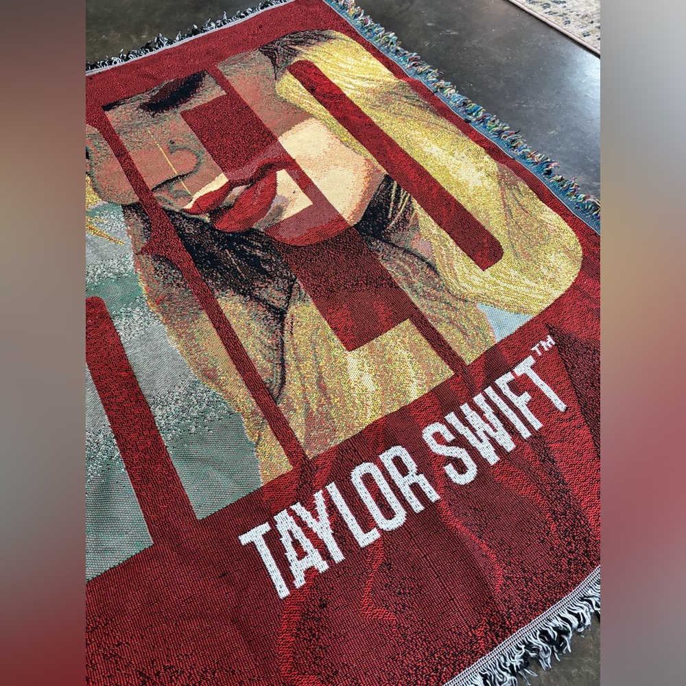 RARE Taylor Swift “Red” Official Woven Tapestry Throw Blanket 2012 - Picture 3 of 7